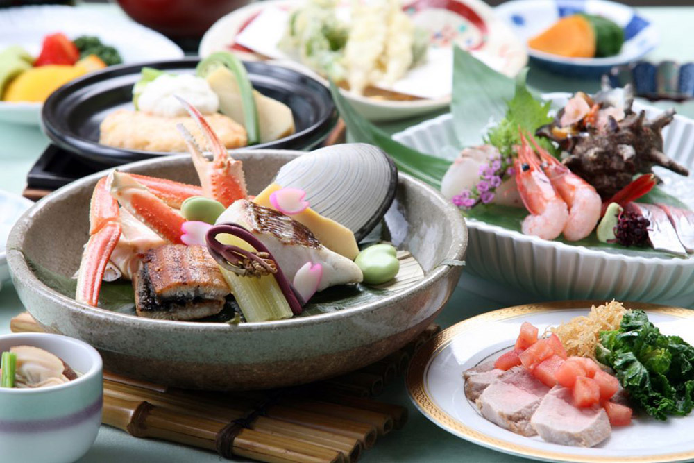 地元の味覚を楽しむ食事。新鮮な魚介や山の幸。
